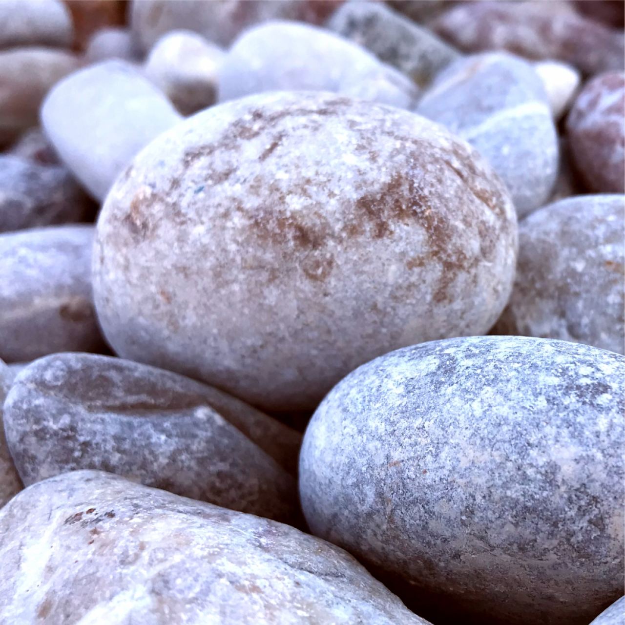 Sötét kavicsok - Omni River - rendelj a Share On Stone webáruházból